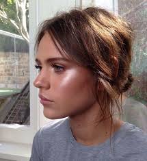 3 Ways To Pull Off The Highlighter Trend Blowing Up On Instagram College Fashionista Hair Styles Beauty Minimal Makeup Look