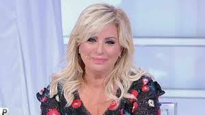 Tina cipollari è originaria di viterbo, dove nasce il 10 novembre sotto il segno dello scorpione. Tina Cipollari Torna Ufficialmente A Uomini E Donne Bigodino