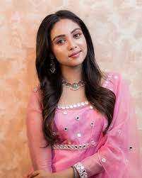 She has a sister named srilatha and a stepbrother named satish. Child Artist Tamil Child Actors 36guide Ikusei Net