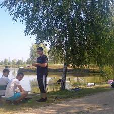 Horgásztó, klímás faházak a tóparton, saját stéggel és parkolóval. Gyirmoti Horgaszto Water Park