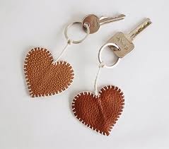 1001 Idees Diy Porte Cle Une Paire D Idees Sympas Et Un Tutoriel Porte Cle Bijoux En Cuir Diy Porte Cles