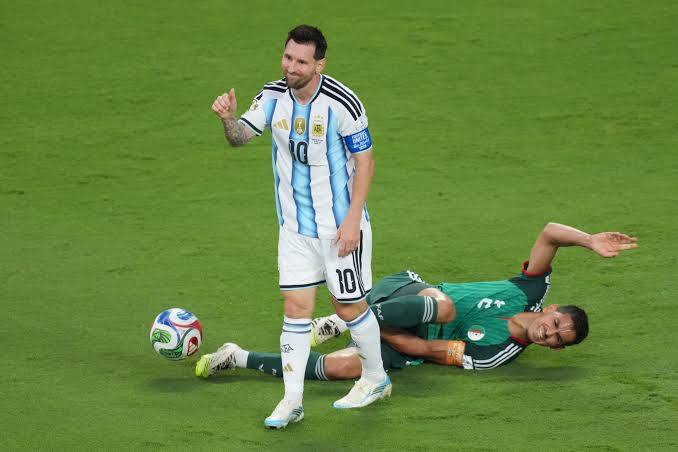 Iturralde, sobre la posible expulsión de Messi: "No le va a llamar el VAR  porque pisa y suelta la pierna para atrás" | Fútbol | Cadena SER