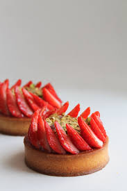 Tartelettes Fraise Pistache Lyg En 2020 Recette De Tartelette Recette Avec Des Fraises Mini Tarte