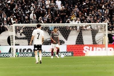 Corinthians sofre sexta derrota seguida e torcida protesta em jogo contra Fluminense