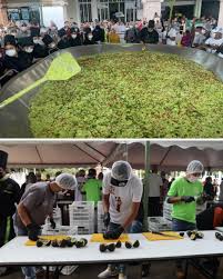 The avocado capital of the world just pulled off something massive 🥑 In  Tancítaro, over 800 volunteers teamed up to make the largest serving of  guacamole ever, using more than 25,000 avocados