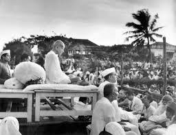 1946: Mahatma Gandhi at a prayer ...