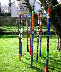 Holzstelen Bemalte Stocke Gartendesign Ideen Gartenkunst