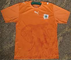 Comprei a camisa na centauro, um tempo depois do final da copa do mundo da alemanha, quando os preços dos uniformes de seleções baixaram. Costa Do Marfim Que Camisa E Essa