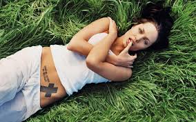 In 2004, angelina jolie got a tiger tattoo done on her lower back on a trip to thailand. Angelina Jolie Tatowierungen Temporary Tattoo Blog