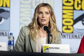 Betty gilpin and alison brie. File Betty Gilpin 48460097771 Jpg Wikimedia Commons