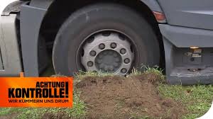 Durch modernste technik im adac fahrsicherheitszentrum thüringen. Lkw Auf Autobahn Parkplatz Fest Gefahren Der Adac Hilft Achtung Kontrolle Kabel Eins Youtube