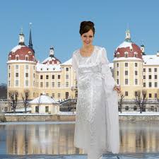 Hochwertige hochzeitskleider in großer auswahl an brautkleider brautjungfernkleider kaufen jetzt die glamouröse hochzeitskleider und genießen schnelles online shopping bei milanoo! Kostum Aschenputtel Brautkleid Weiss