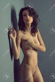 Sexy Schöne Mädchen, Zeigen Ihre Nackten Körper Perfekt Atemberaubenden, In  Der Nähe Einer Grauen Wand Und Suchen In Der Kamera Lizenzfreie Fotos,  Bilder und Stock Fotografie. Image 27745758.
