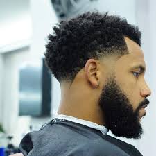 En 2021, les tendances du passé font plus que jamais leur grand retour. High Taper Fade For Curly Hair Blackhairstylesmen Coiffure Homme Style Coiffure Homme Court Cheveux Afro Homme