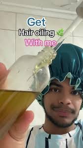 Es una mezcla de varios aceites, coco, romero, jojoba, argan, macadamia, y  otros mas que no recuerdo 😭😂 pero son varioooos mas. Hago hair oiling a  los 3 dias luego de haberme lavado la cabeza y horas ...