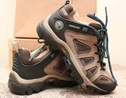 Aku sedikit tercalar kalau orang memandang rendah terhadap kebolehan kasut bata menghiasi kaki manusia. Kasut Hiking Outdoor Freaks