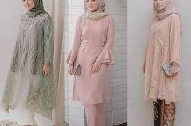Sedangkan bawahan buat pria umumnya berwarna polos, sinkron menggunakan rona atasan yg dikenakan. Inspirasi Baju Kondangan Untuk Cewek Berhijab Yang Mampu Memberikan Efek Kurus
