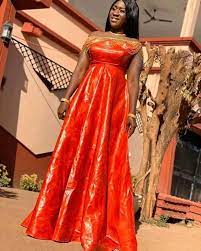Portant vetement affiche africaine model bazin vestimentaire robe chic mode tenue mode africaine robe. Bazin Inspiration Sur Instagram Mrs Sora Latest African Fashion Dresses African Fashion Traditional African Fashion Dresses