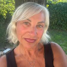 Essere fratelli di una persona autistica non è sempre facile. I fratelli  tendono a essere messi in secondo piano, responsabilizzati (anche  involontariamente) perché in famiglia c'è qualcuno che ha più bisogno di