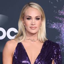 Carrie Underwood wows as she poses in daring skintight outfit