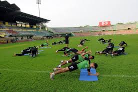 Sebelum memulai permainan sepak bola kertas bekas ini, kalian harus mempersiapkan alat dan bahan yang dibutuhkan untuk menciptakan permainan ini, misalnya seperti: Kedah Mahu Bina Stadium Bola Sepak Baharu Sukan Mstar