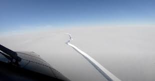 Small bits of disintegrating icebergs are called growlers or bergy bits. Xzpx67u4ouquhm