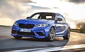 Weißer und blauer bmw m2 competition in der frontansicht stehen vor nächtlicher großstadtkulisse. Bmw M2 Als Cs Variante Noch Dynamischer Autogazette De