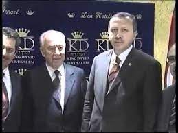 مستخدمو مواقع التواصل أعادوا تذكير أردوغان بأنه. Ø§Ø±Ø¯ÙˆØºØ§Ù† Ù…Ø¹ Ø´Ø§Ø±ÙˆÙ† ÙŠØ²ÙˆØ± Ù‚Ø¨Ø± Ù…Ø¤Ø³Ø³ Ø§Ø³Ø±Ø§Ø¦ÙŠÙ„ ÙˆÙŠØ¹ØªØ±Ù Ø¨Ù…Ø­Ø±Ù‚Ø© Ø§Ù„ÙŠÙ‡ÙˆØ¯ ÙÙŠ Ø¥Ø³Ø±Ø§Ø¦ÙŠÙ„ Ø¨ØµØ­Ø¨Ø© Ø²ÙˆØ¬ØªÙ‡ Youtube