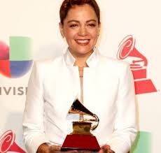 Natalia lafourcade puso cara de pocos amigos tras triunfo de maluma en los grammy latino 2018. Aplauden Reaccion De Natalia Lafourcade Ante Grammy De Maluma El Informador