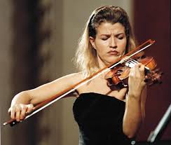 She was supported early in her career by herbert von karajan, and has had several works composed especially for her, by sebastian currier, henri dutilleux, sofia gubaidulina, witold lutosławski, norbert moret, krzysztof penderecki. Anne Sophie Mutter Uben Ist Sterbenslangweilig Buhne Und Konzert Faz