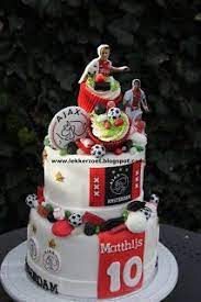 Lekker Zoet Cupcakes En Taart Van Ajax Voor Matthijs 10 Jaar Taart Voetbal Taart Sport Taarten