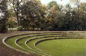 Das amphitheater befindet sich im nördlichen teil des englischen gartens und ist für jedermann geöffnet. Amphitheater Blutenring E V