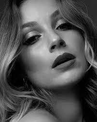 Lisa Sloane (@blondesandbanter_) • Instagram photos and videos