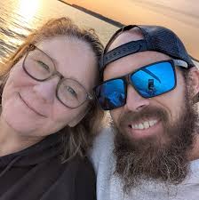 Who can bottom paint tritoons in the West Ocean City area?