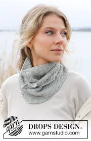 Everyone seems to be knitting or crocheting small shawls right now ✨ So if  you are also planning to do so, make sure not to miss these beautiful new,  #freepatterns! ✨ Featured