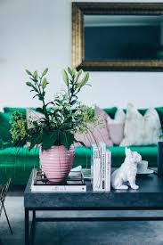 coffee table inspiration frische blumen rosa accessoires wohnzimmer ideen wohnzimmer ins wohnzimmer gestalten wohnzimmer farblich gestalten chic wohnzimmer
