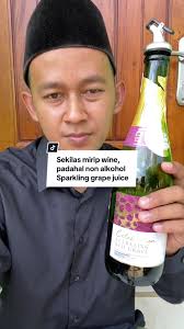 Sekilas mirip wine. Padahal anggur merah non alkohol. Sparkling grape juice  ini adalah campuran anggur merah non alkohol dan soda. Seger banget  #jusanggurnonalkohol #sparklinggrape #redgrape ...