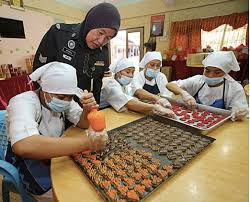 It is located 20 km southeast of downtown kuala lumpur, in the coterminous mukim (commune) of kajang in the hulu langat district. 10 Produk Yang Anda Tak Tahu Dihasilkan Oleh Tahanan Penjara Malaysia