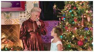 'she is a bad lil girl!' 5 times pink's daughter, willow, melted our hearts at the 2017 mtv video music awards. Pink S Daughter Willow Joined Her In A Christmas Performance Littlethings Com