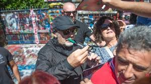 In pellegrinaggio alla casa di vasco rossi (zocca) mentre guido verso zocca, la città natale di vasco rossi, ascolto un vecchio singolo del 1987 vivere una favola. I Fan Di Vasco Assediano Zocca E Il Sindaco Chiede Aiuto Mandatemi Piu Agenti La Repubblica