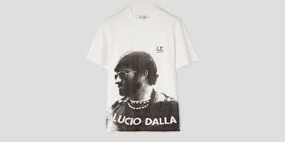 Non so aspettarti più di tanto / ogni minuto mi dà / l'istinto di cucire il tempo / e riportarti di qua / ho un materasso di parole / scritte apposta per te / e ti direi spegni la L Amicizia Tra C P Company E Lucio Dalla In Una Capsule Collection