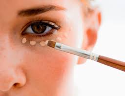 7 Astuces Maquillage Qui Vont Vous Simplifier La Vie 3 62 72 31 13 Votes Vous Savez Comment A Astuce Maquillage Maquillage Cernes Appliquer Le Fond De Teint