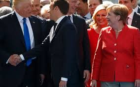 Selon des journalistes présents sur place, la poignée de main entre les deux dirigeants aurait été très intense : Macron Et Trump Se Refont Une Poignee De Main Musclee La Revanche En Video