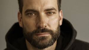 Andrzej Tichý skriver mörkt och överväldigande