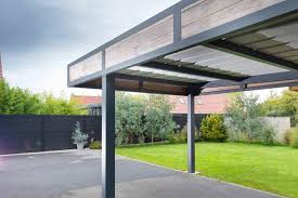 Un Joli Mix Entre Le Bois Et L Aluminium Pour Ce Modele De Carport Isole Completement Independant A La Maison En 2020 Porche Entree Maison Porche Entree Entree Maison