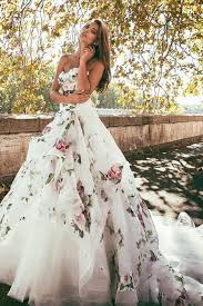 E' vero, è più romantico andare all'altare di bianco vestite, ci ricorda molto le principesse delle fiabe che attendono il principe azzurro. 5 Idee Alternative Al Classico Abito Da Sposa Bianco Ci Avevi Mai Pensato Abiti Da Sposa Colorati Abiti Da Sposa Sposa