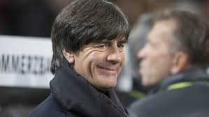 Germany coach joachim loew has reportedly contacted thomas muller and is poised to reverse the forward's 2019 exile by naming the bayern munich player in his euro 2020 squad. Neuer Low Vertrag Perfekt Bundestrainer Unterschreibt Bis 2020 Fussball Sport Themen Br De