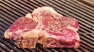 It comes from the center section of the short loin, between the porterhouse and club. T Bone Steak Ruckwarts Gegrillt Youtube