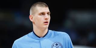 Jokić, koji je izabran na nba draftu u drugoj rundi kao 41., postao je najniže izabrani mvp u povijesti, s izuzetkom mosesa malonea koji nije bio izabran na draftu. Jlsx0ysvyrl8im