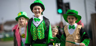 Března, je příležitostí přerušit půst a společně se veselit. Tyden Cz Prazane Oslavi Svatek Sv Patrika Toci Se Zelene Pivo